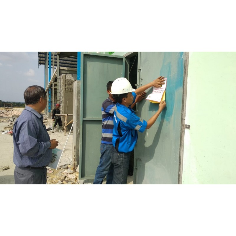 Pasang Stiker  Tanda Peringatan